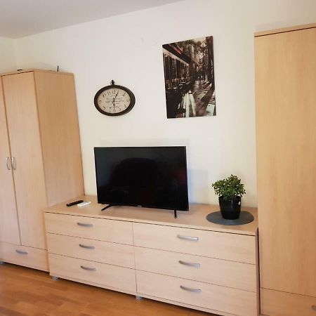 Apartment Tina By The Beach Pjescana Uvala Esterno foto