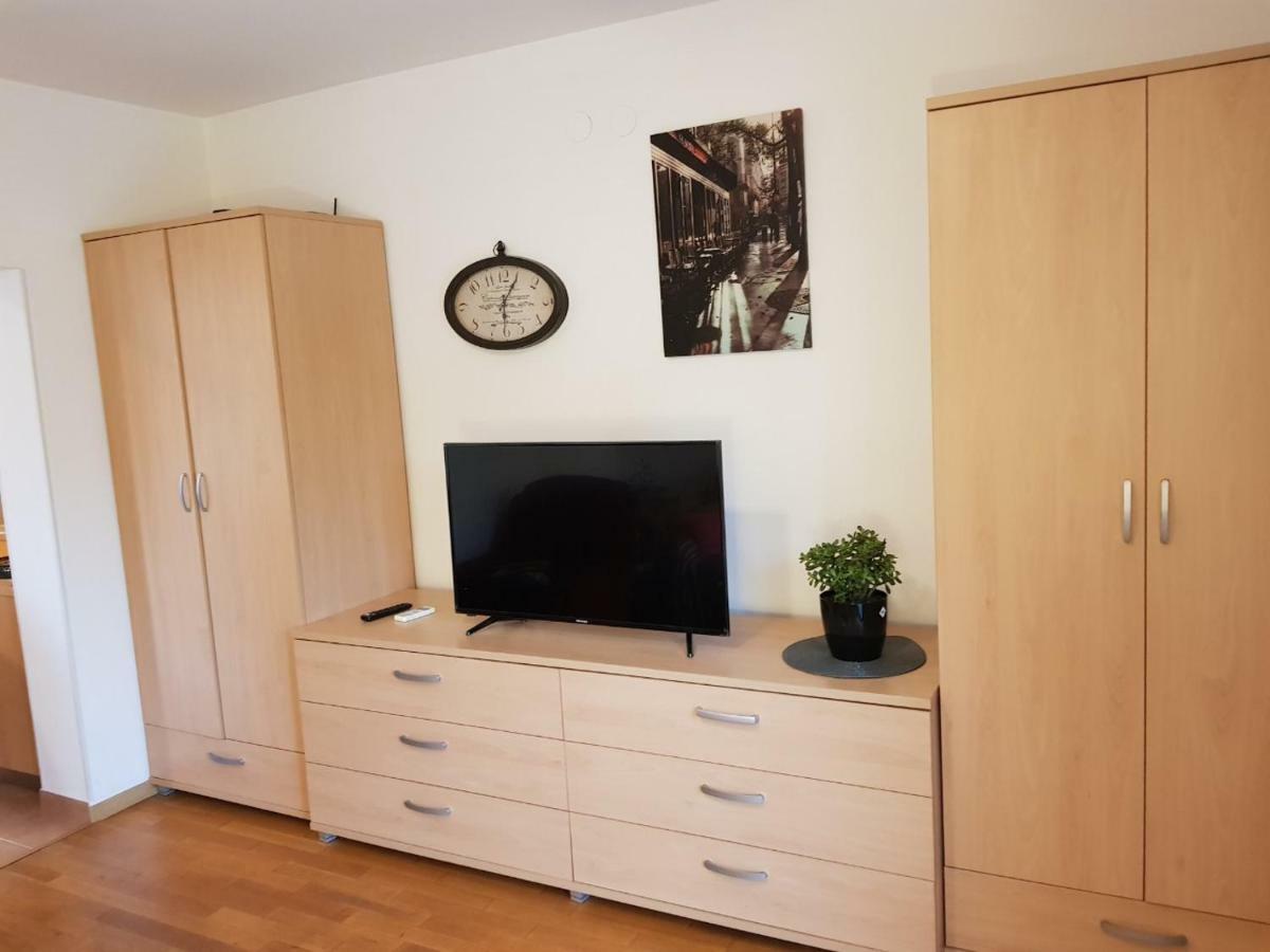 Apartment Tina By The Beach Pjescana Uvala Esterno foto