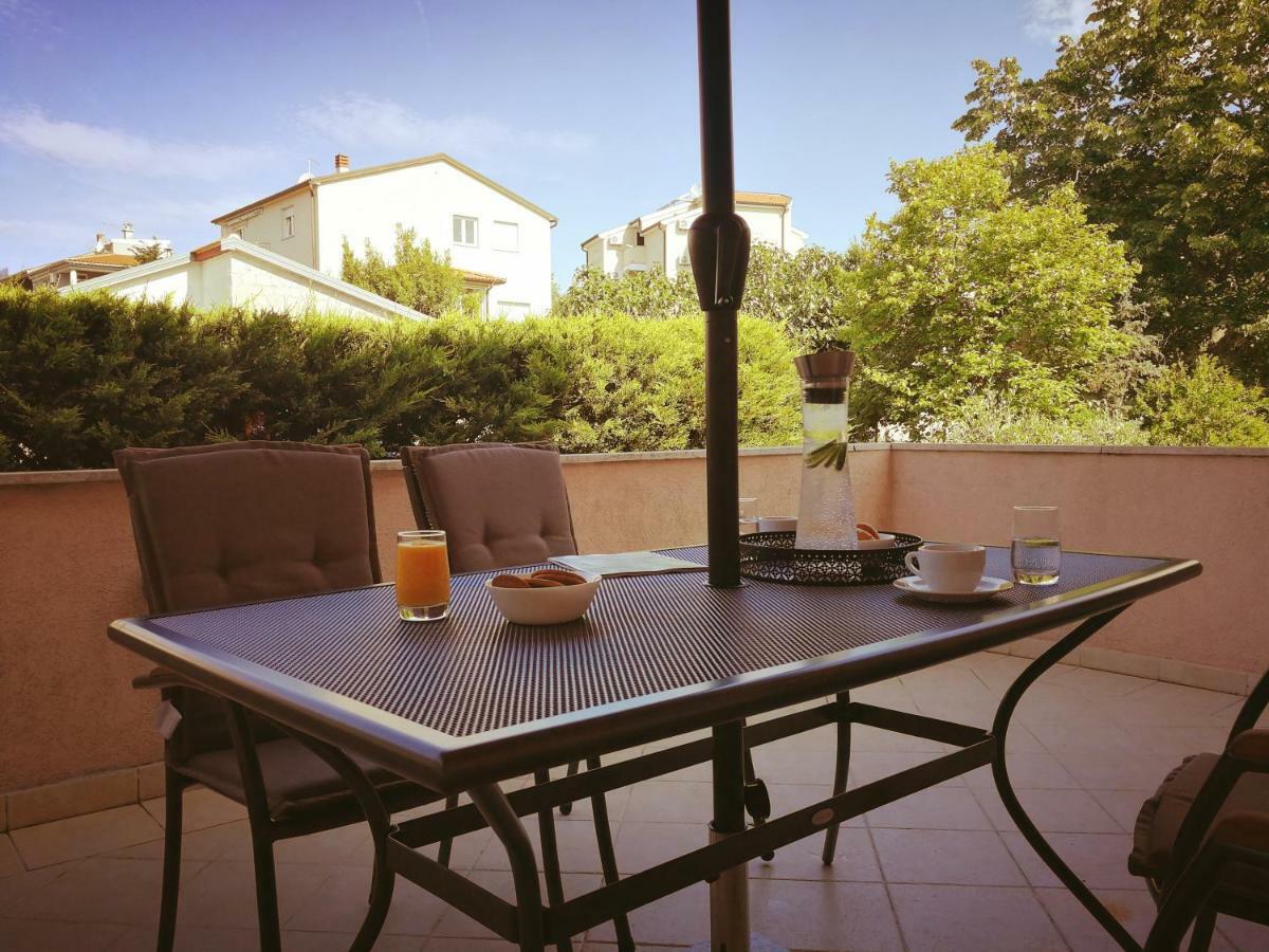 Apartment Tina By The Beach Pjescana Uvala Esterno foto