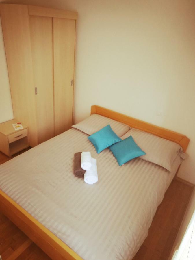 Apartment Tina By The Beach Pjescana Uvala Esterno foto
