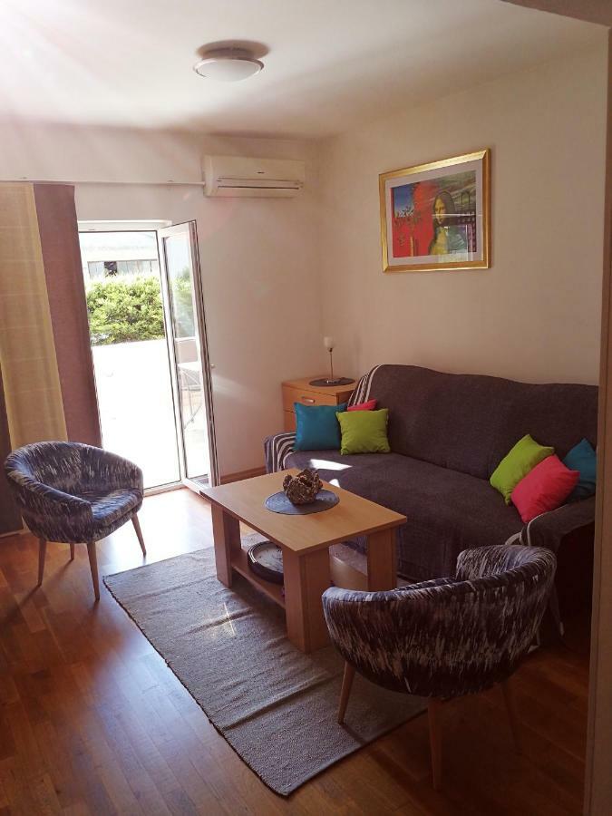 Apartment Tina By The Beach Pjescana Uvala Esterno foto